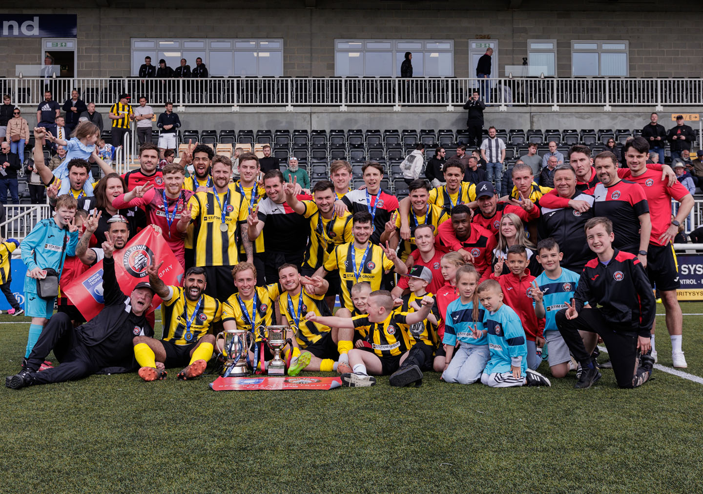 The Dockers Squad and Backroom Staff Celebrate Winning the Kent Senior Trophy